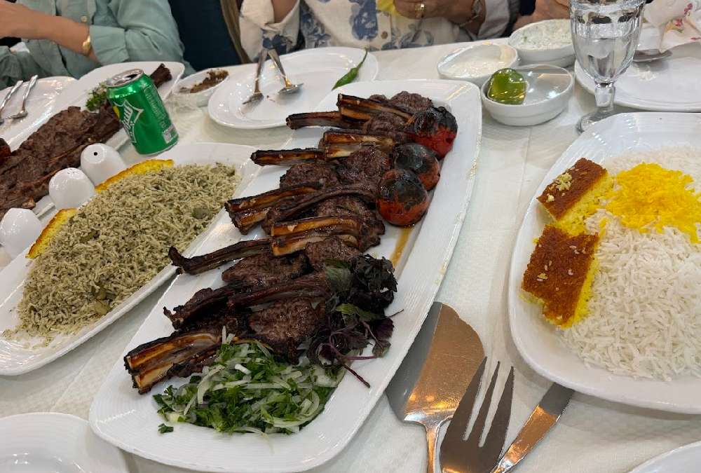 شیشلیک بهترین غذای رستوران راستگو در وکیل آباد مشهد