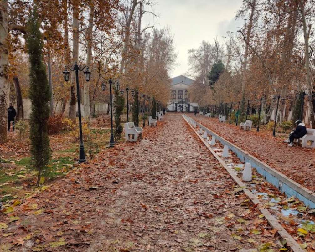 محوطه ورودی باغ فردوس تهران در فصل پاییز
