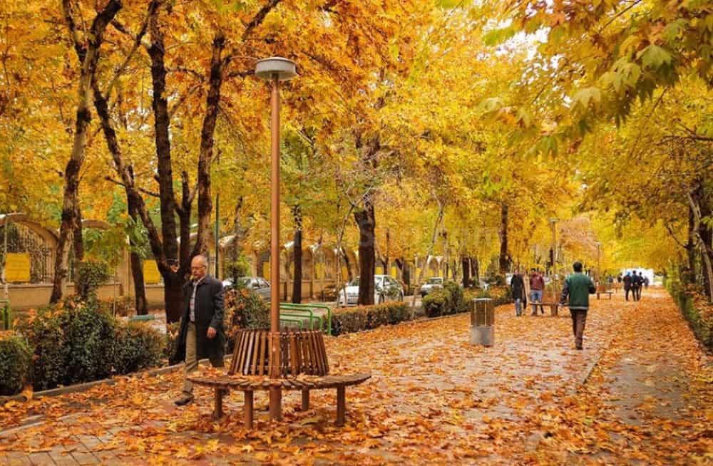 خیابان چهار باغ عباسی اصفهان در پاییز