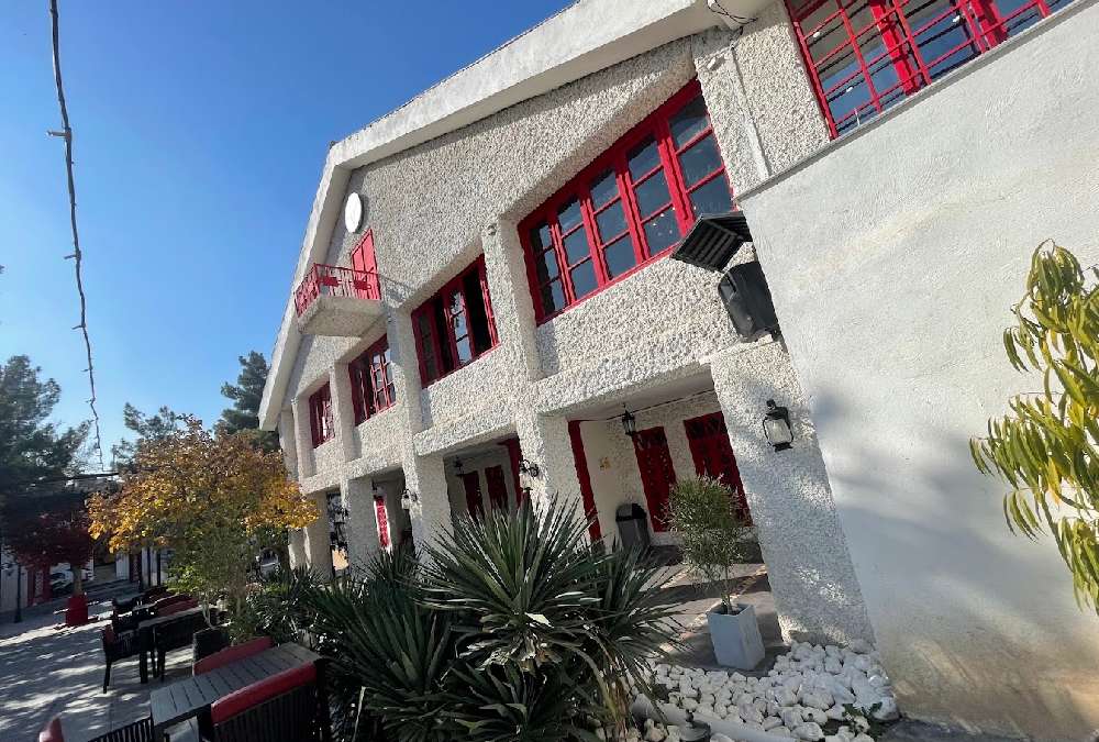 ساختمان سفید کافه رستوران ورسای از بهترین کافه های مشهد