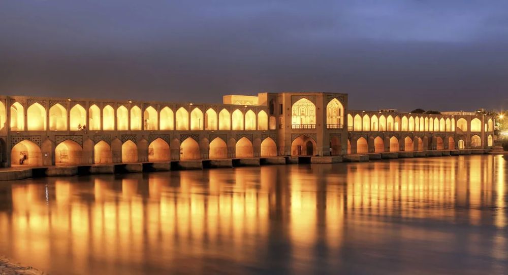 سی و سه پل اصفهان در شب