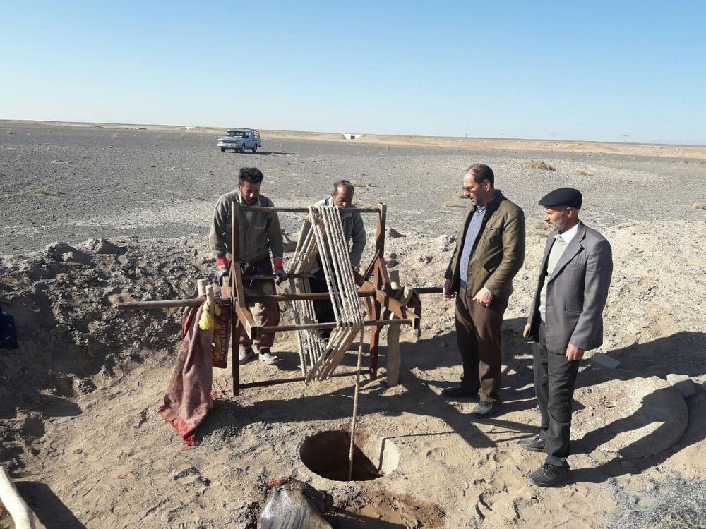 نمایی از چند مرد در حال کار کردن روی یک قنات در نطنز اصفهان