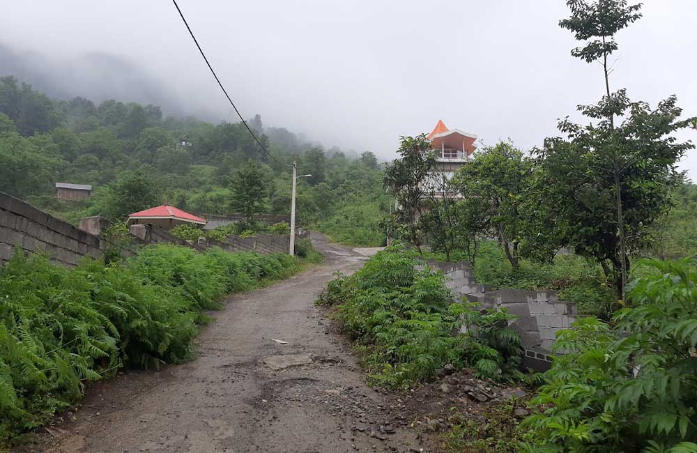 جاده شیب‌دار در کوهستان مه‌گرفته در روستای اوشیان