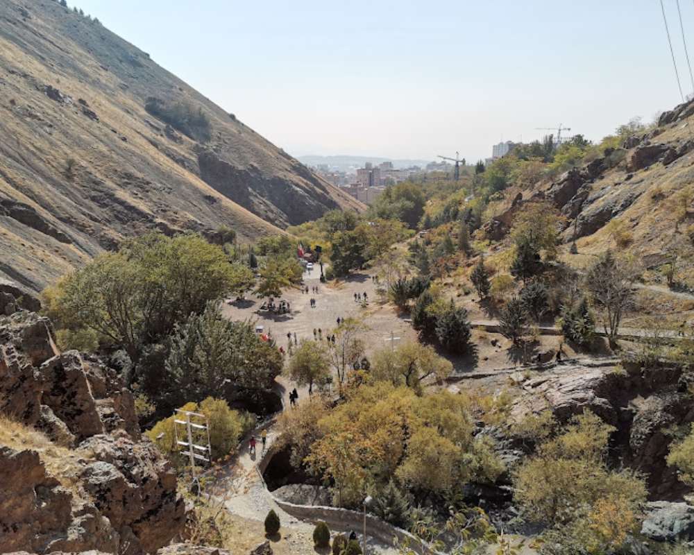 نمایی از مسیرهای پیاده روی دارآباد تهران از زاویه بالا و کوههایی در پس زمینه