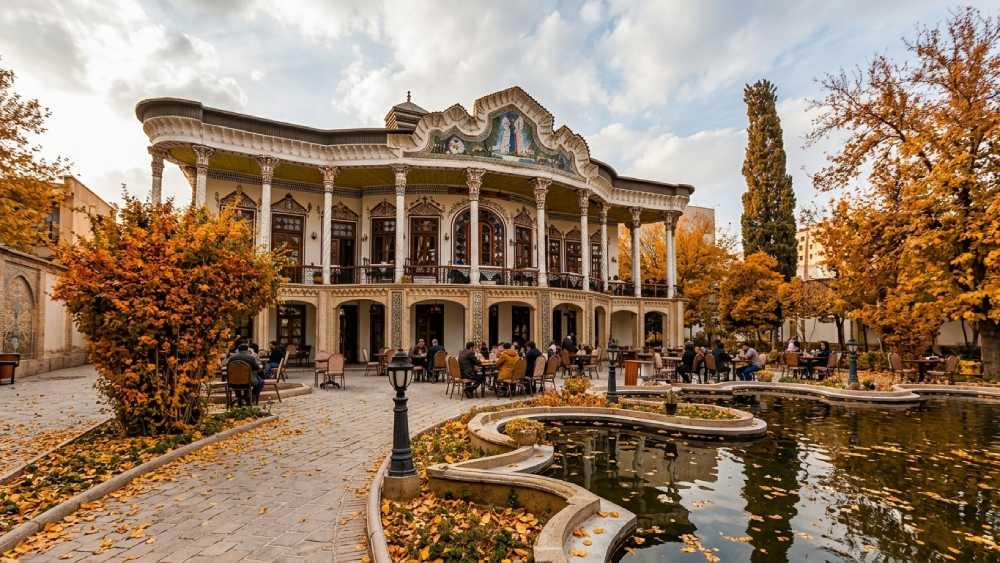 عمارت شاپوری شیراز در پاییز