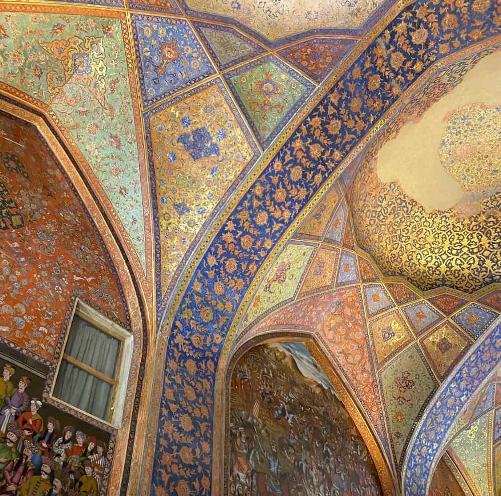 نمایی از هنر ایرانی در کاخ چهلستون از جاهای دیدنی اصفهان در تابستان