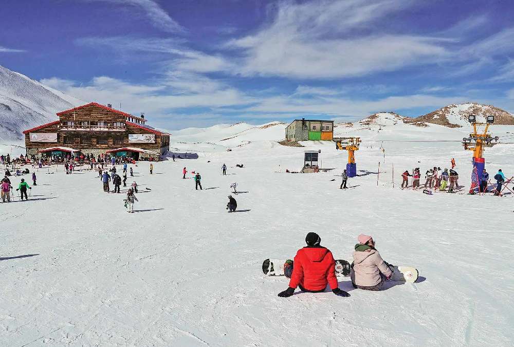 اسکی بازها در توچال از بهترین پیست های اسکی تهران