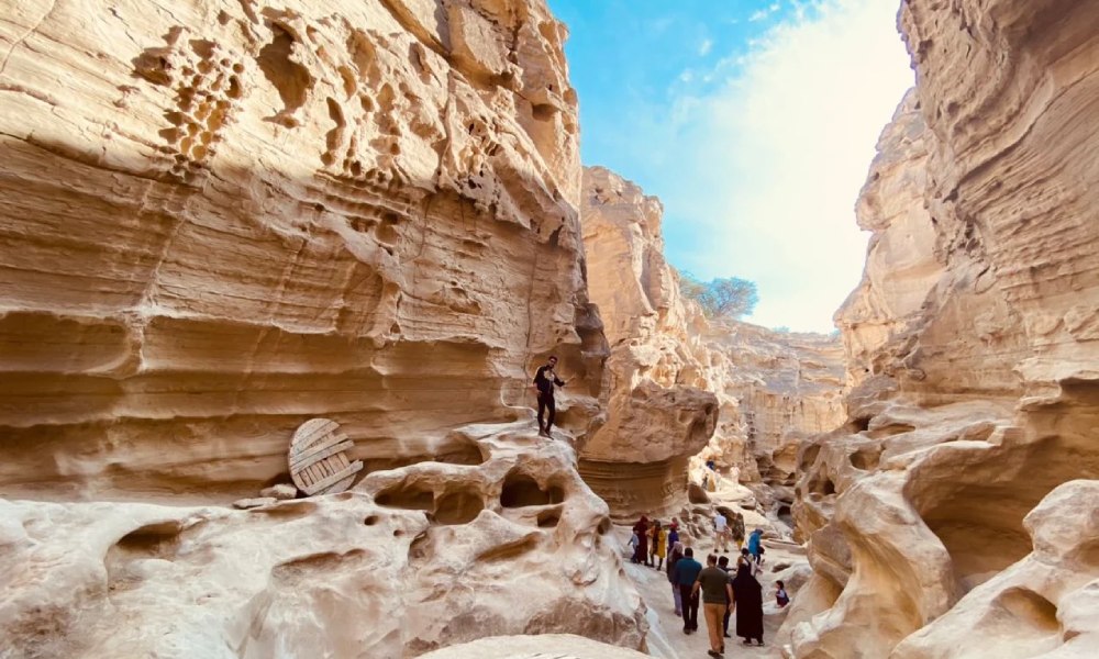 تعدادی بازدیدکننده در حال گذر از تنگه چاهکوه