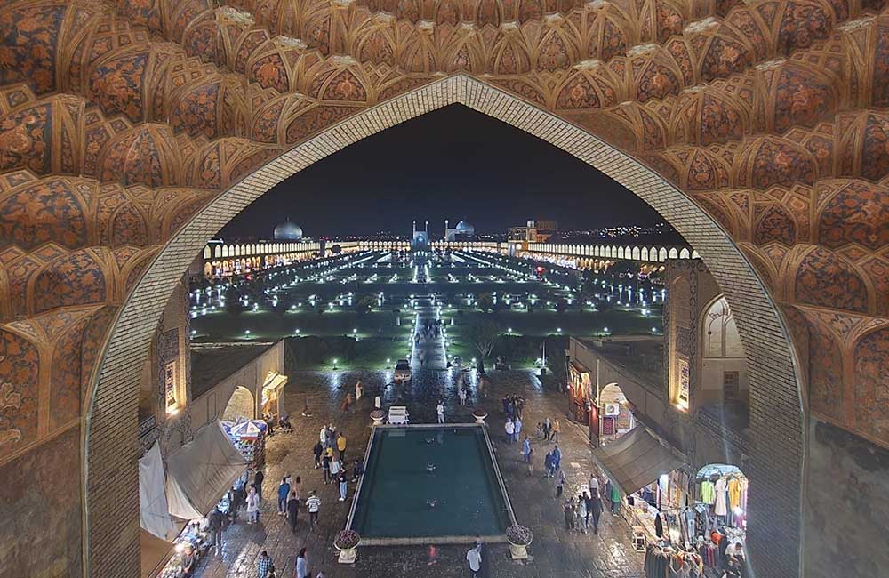 سردر قیصریه در شب با پسزمینه میدان نقش جهان