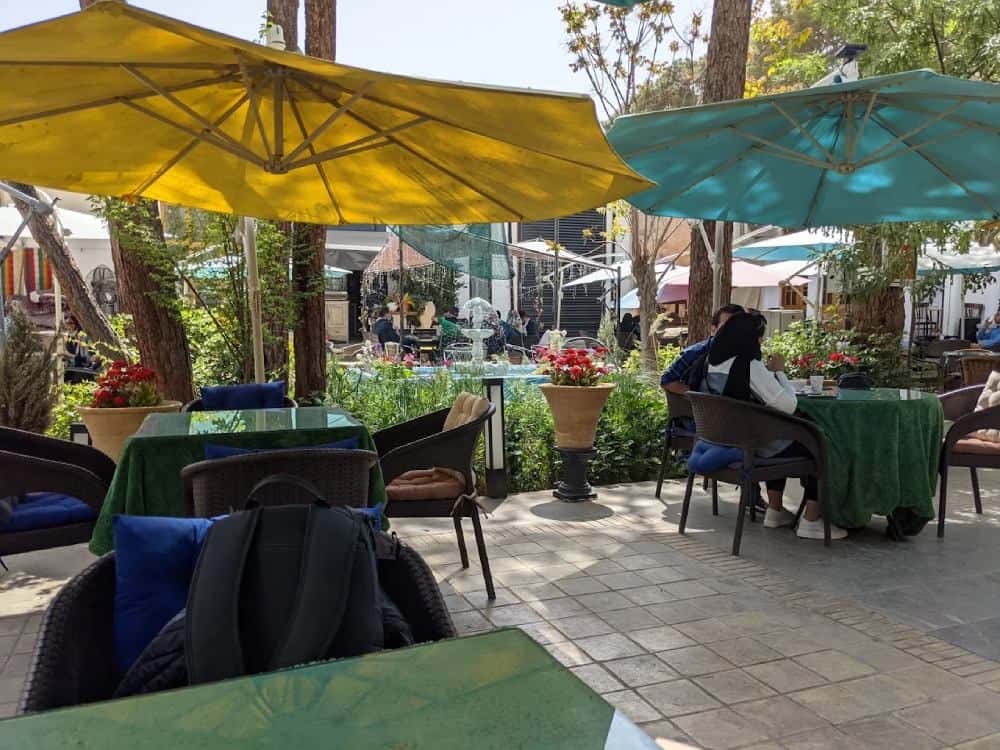 محیط داخلی کافه داستان در اصفهان