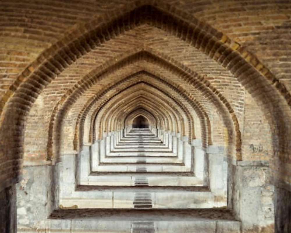 نمای داخلی پل خاجو و طاقهای آن از زاویه مستقیم