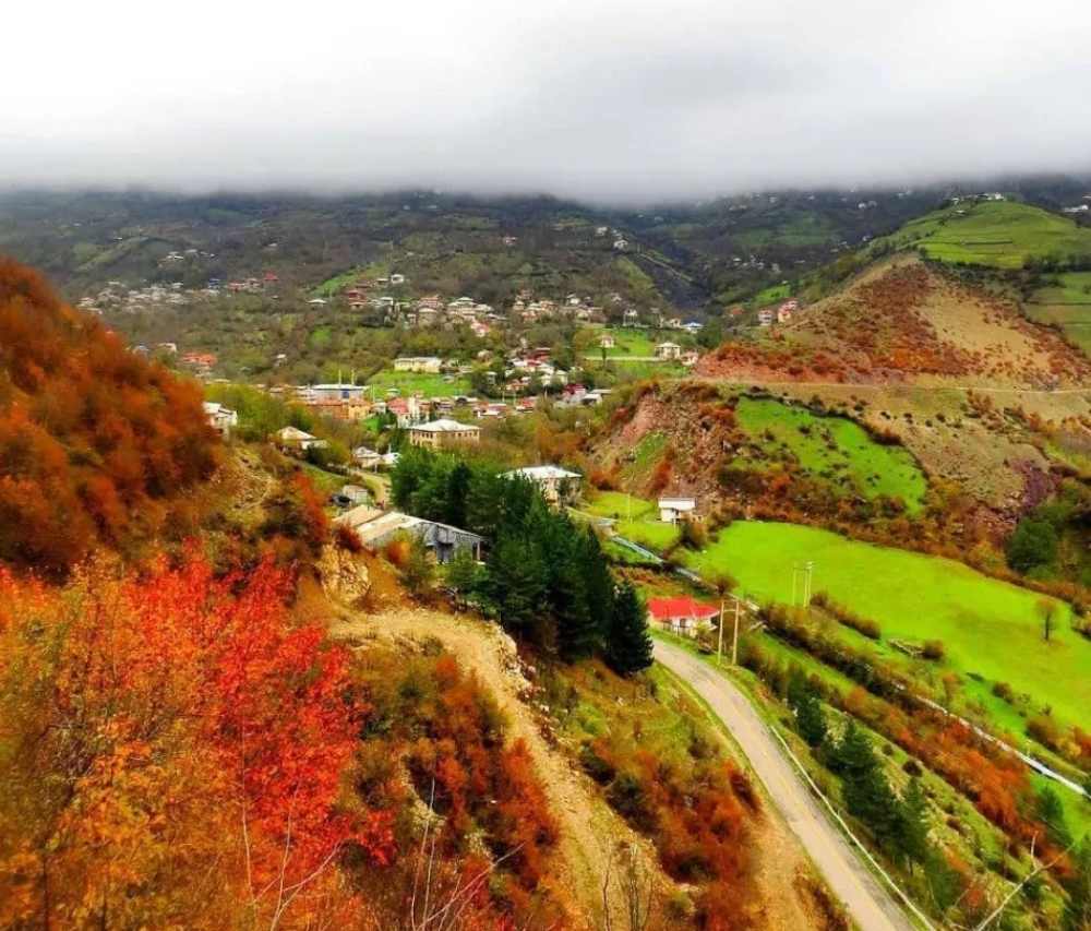 منظره روستای جنت رودبار از فاصله دور در پاییز