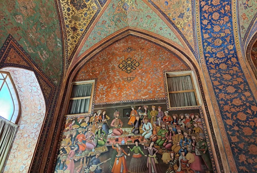 نمایی از معماری و هنر ایرانی در کاخ موزه چهلستون اصفهان