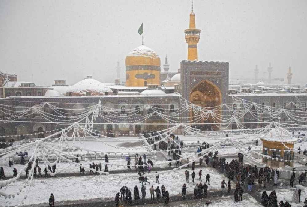 صحن حرم امام رضا (ع) در مشهد در یک روز برفی