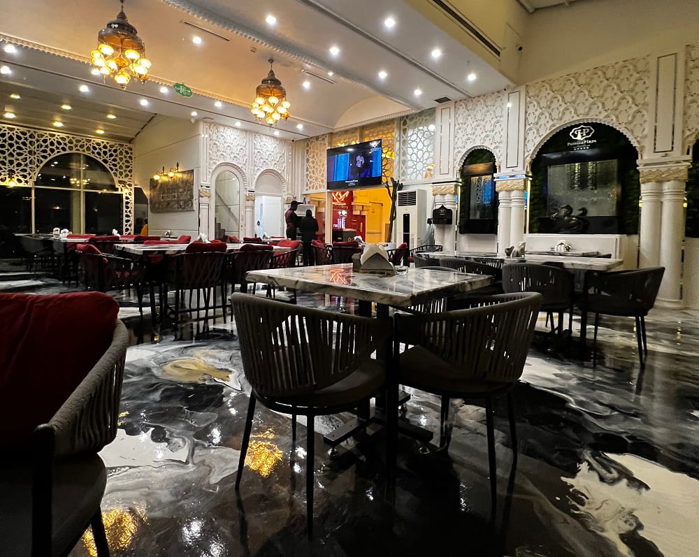 نمایی از محیط لاکچری رستوران رویال گلکسی در تهران