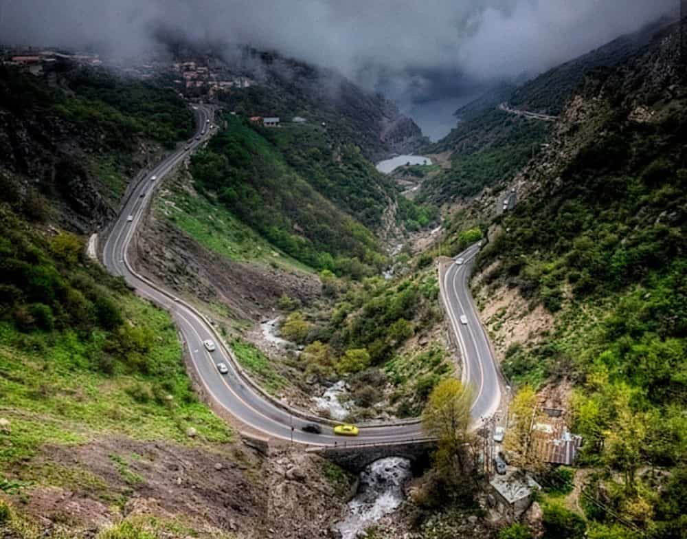 جاده چالوس در هوای مهآلود از نمای بالا