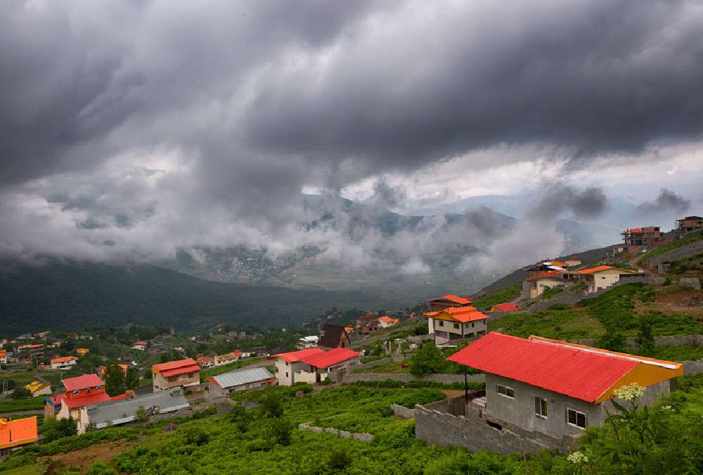 آسمان ابری روستای فیلبند از جاهای دیدنی بابل مازندران