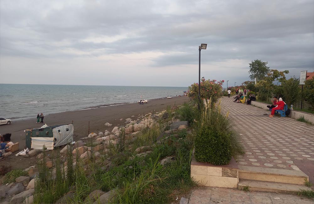پارک ساحلی کلاچای در یک روز ابری
