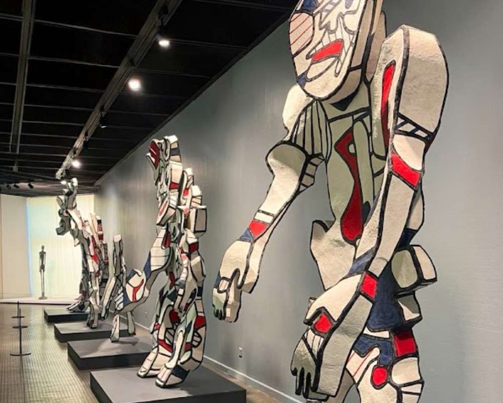 نمایی از مجسمههای سفید و آبی در موزه هنرهای معاصر
