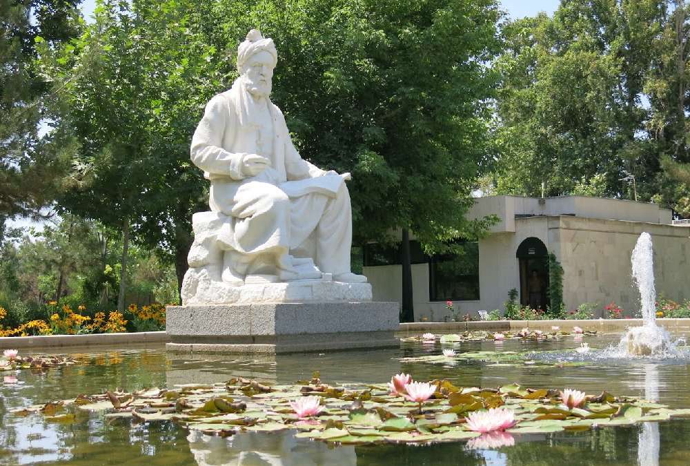 مجسمه فردوسی وسط استخر آب در محوطه آرامگاه