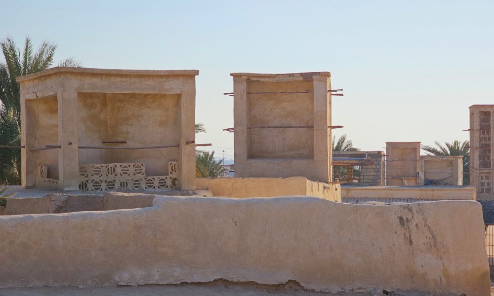بادگیرهای خشتی از نمای دور و نزدیک پشت دیوار گلی