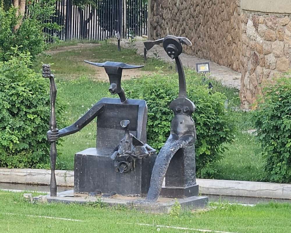 نمایی از دو مجسمه فلزی در حیاط موزه هنرهای معاصر تهران