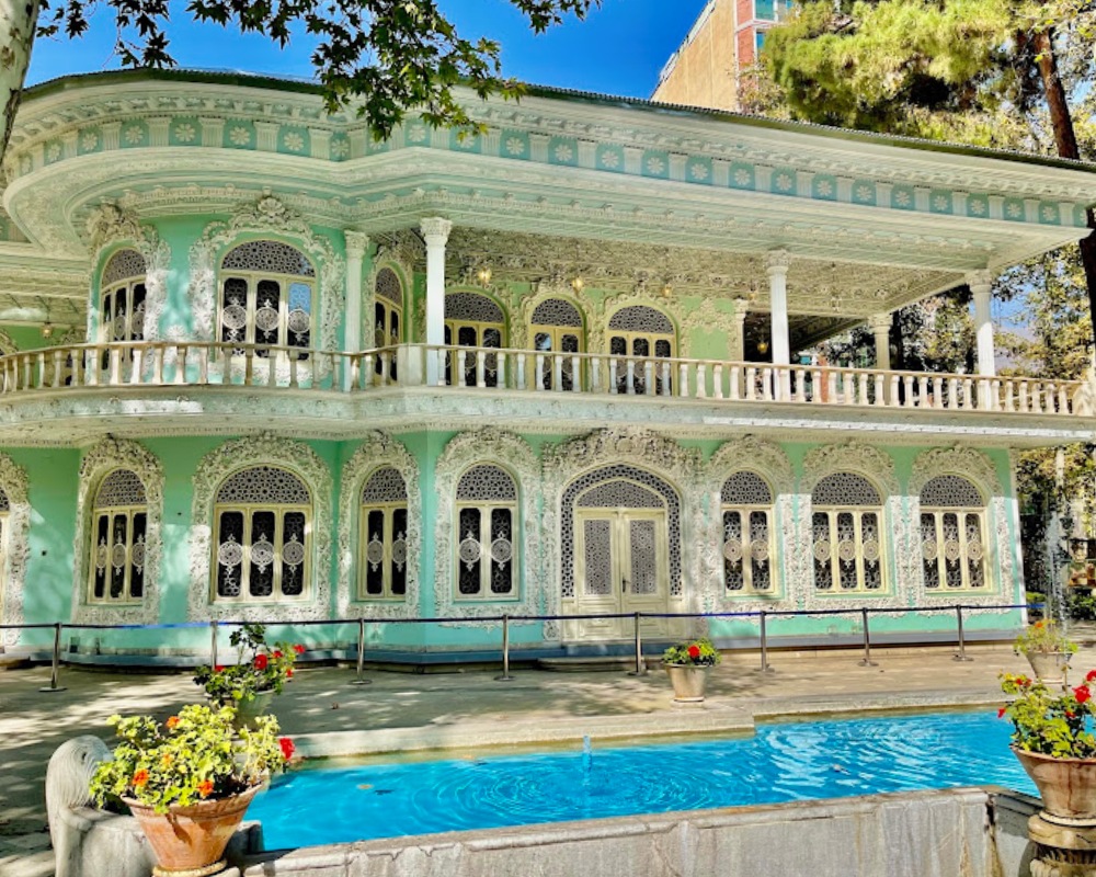 نمای زیبای آبی رنگ ساختمان موزه زمان و حوض زیبای داخل حیاط