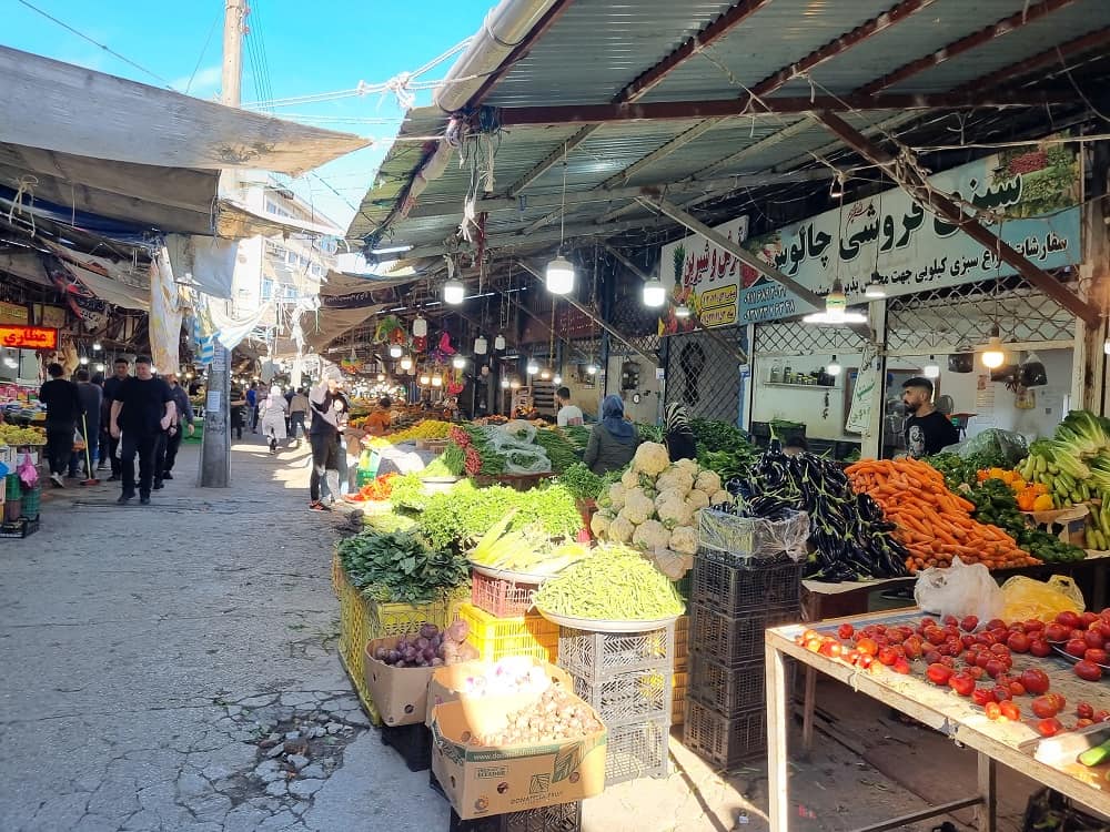 نمایی از بازار روز بزرگ چالوس و فضای پرجنب‌وجوش آن