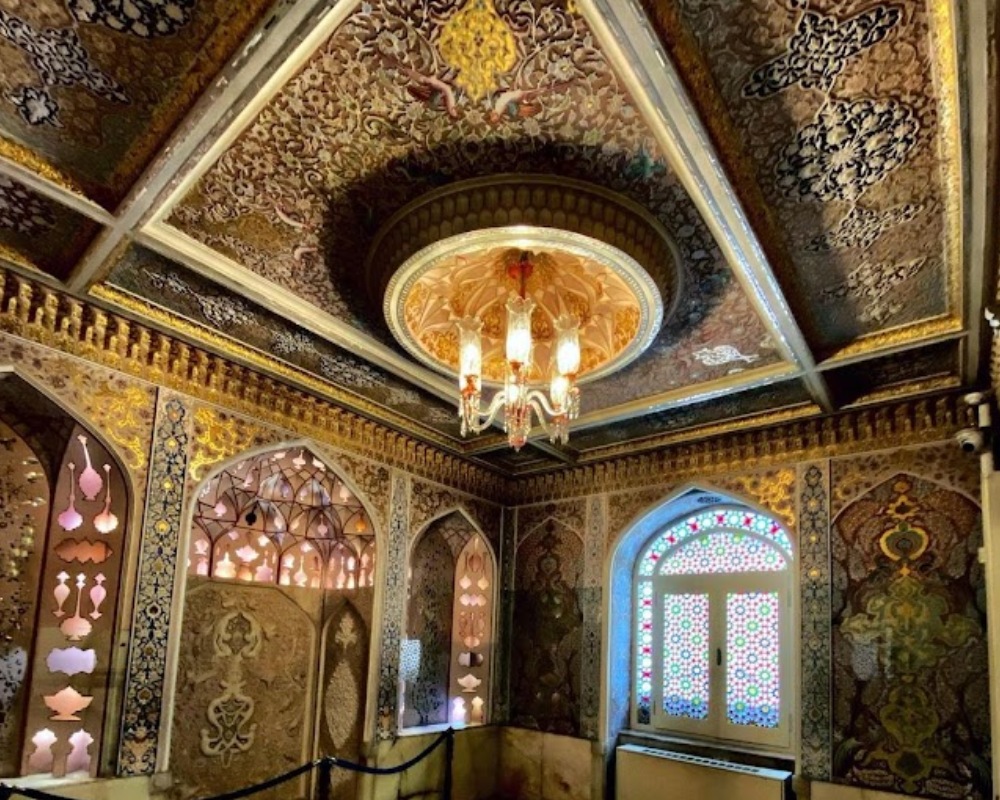 معماری سنتی زیبای داخل عمارت