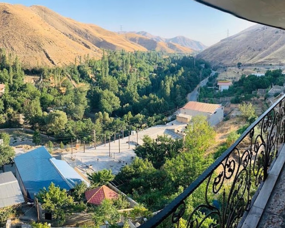 نمایی از منطقه سرسبز کردان از ویوی تراس یک آپارتمان