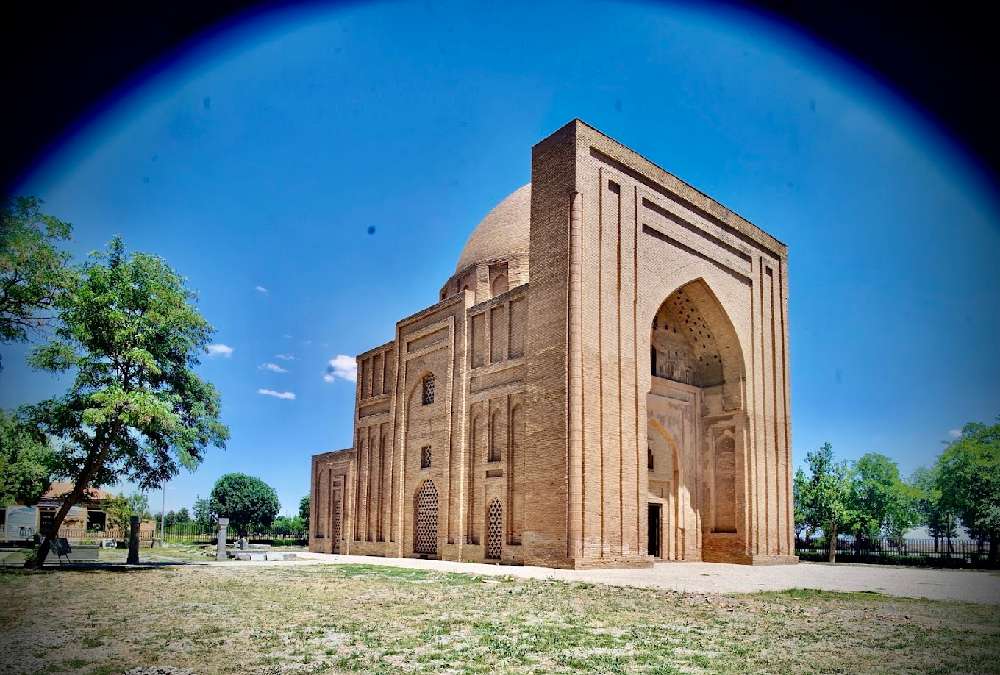 گنبد هارونیه از جاهای دیدنی توس