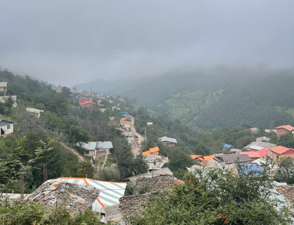 نمایی از طبیعت مه‌گرفته روستای ناتر در پاییز