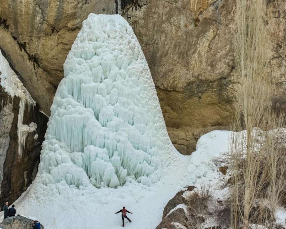 نمایی از آبشار یخ زده غول پیگر سنگان