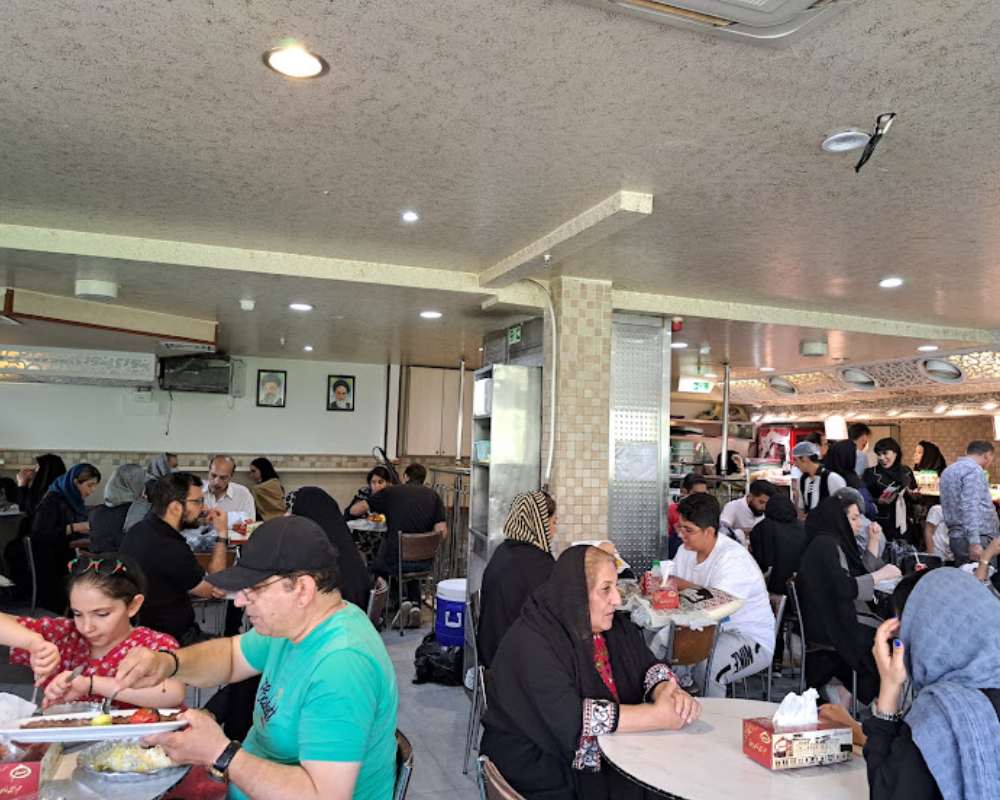 نمایی از شلوغی رستوران مسلم و مشتریان