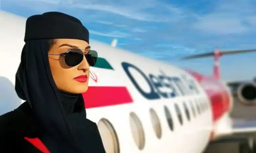 مهماندار خانم با عینک دودی و کلاه ایستاده جلوی هواپیما