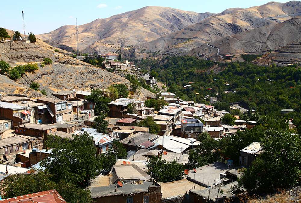 منطقه مسکونی و خانه‌های روستای زشک مشهد