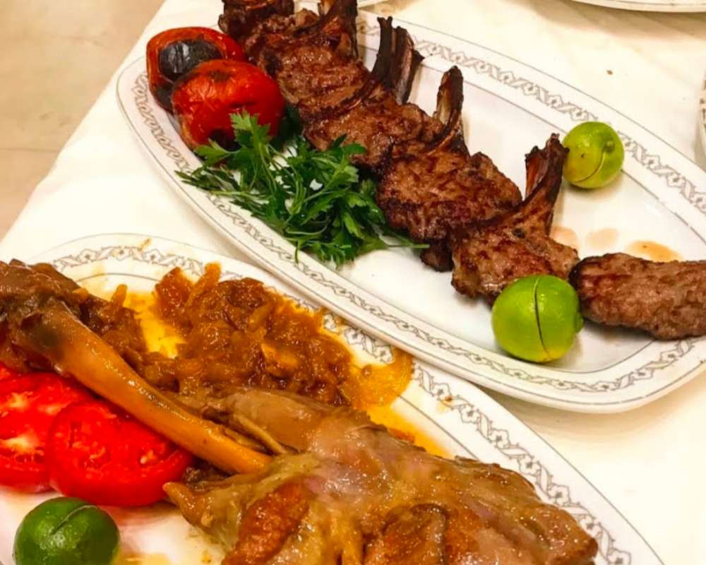 تصویر شیشلیک و ماهیچه در ظرف‌های سفید رنگ
