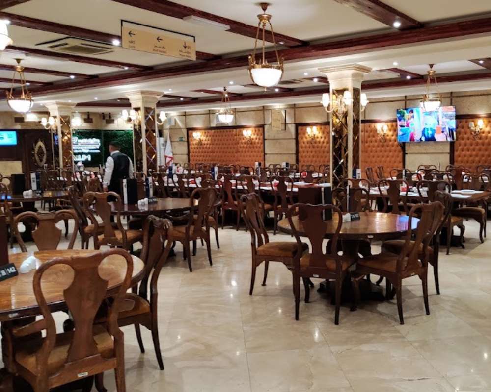 فضای داخلی رستوران ارکیده تهران با میز و صندلی چوبی و طراحی نسبتا لوکس