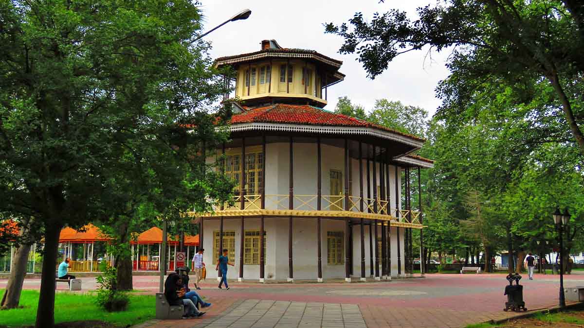 عمارت کلاه‌فرنگی رشت (باغ محتشم)؛ تاریخچه، معماری، آدرس و راهنمای بازدید