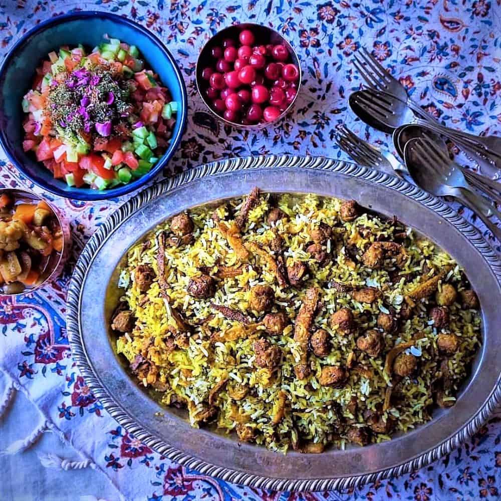 کلم پلوی شیرازی همراه با مخلفات و دورچین