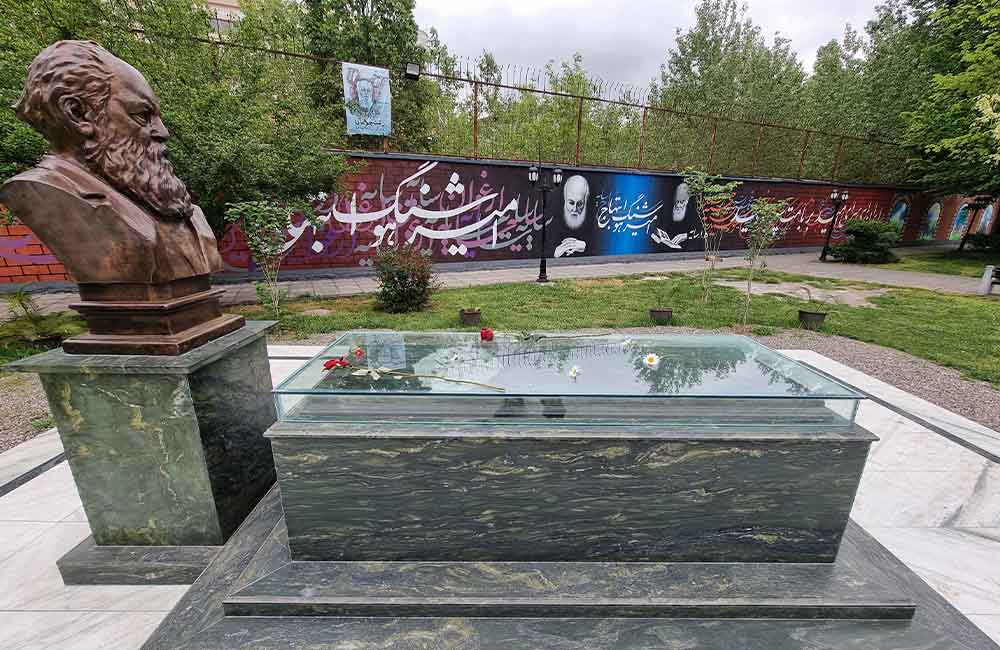 آرامگاه هوشنگ ابتهاج در یک روز ابری