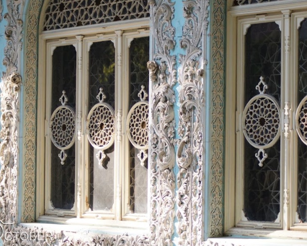 نمای نزدیک پنجرههای عمارت موزه با گچبریهای زیبا