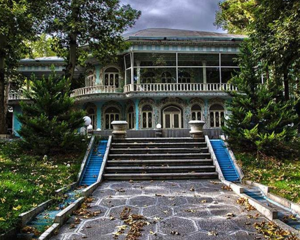 فضای بیرونی و حیاط عمارت موزه زمان با نمای خود ساختمان
