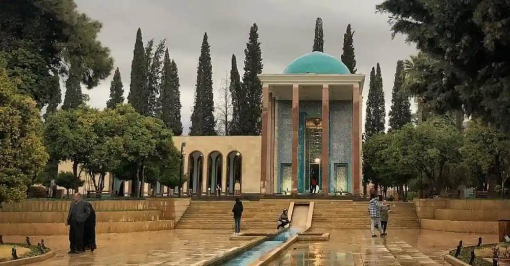 آرامگاه سعدی در یک روز بارانی