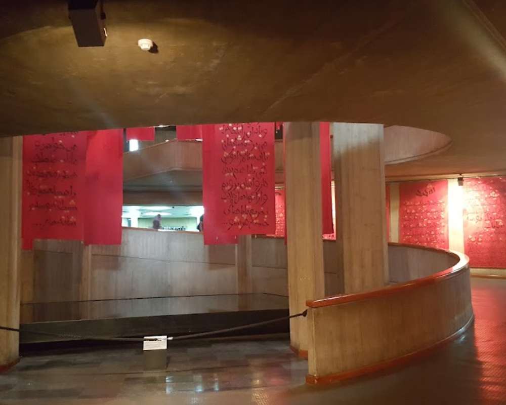 نمایی از مسیرهای مارپیچ گالریهای موزه هنرهای معاصر