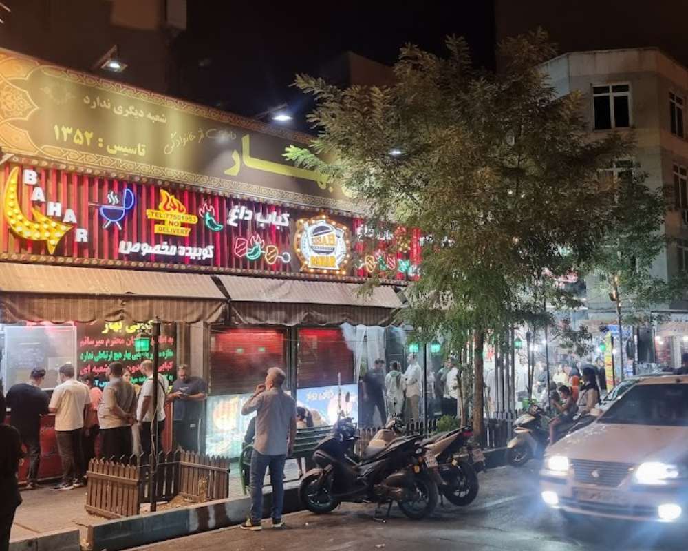 محوطه بیرونی کبابی بهار و شلوغی مشتریان در خیابان