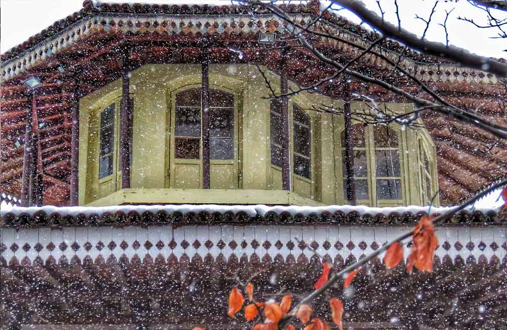 پنجرههای عمارت کلاه فرنگی رشت در برف زمستان