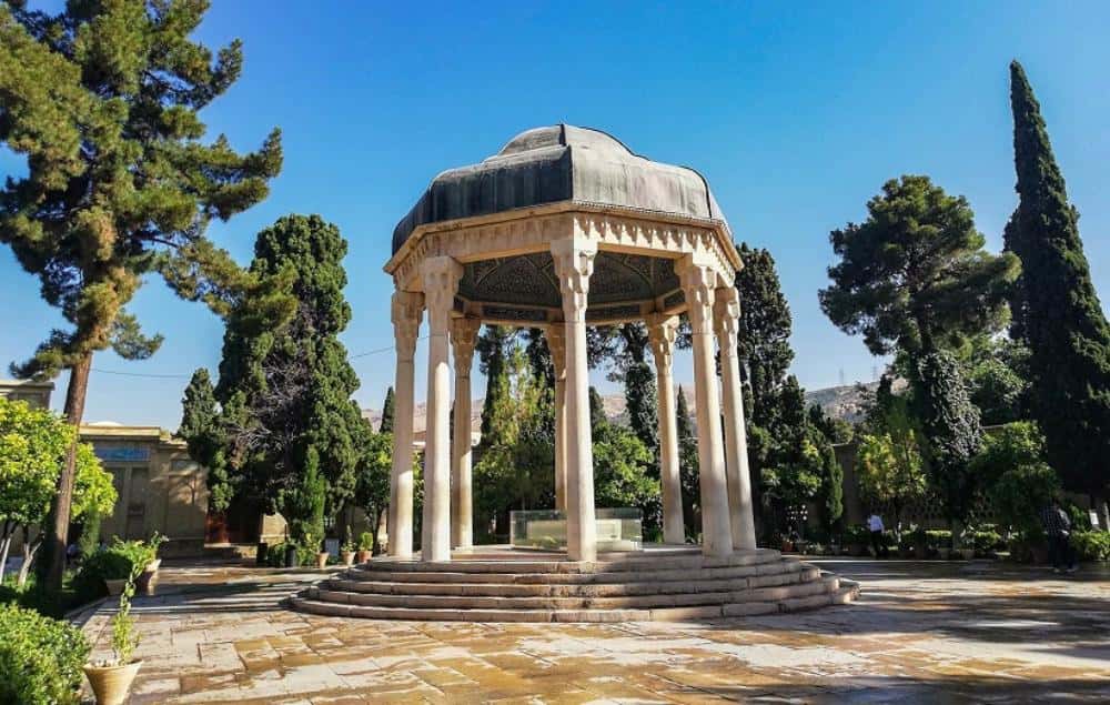 آرامگاه حافظ در یک روز آفتابی با آسمان صاف و آبی