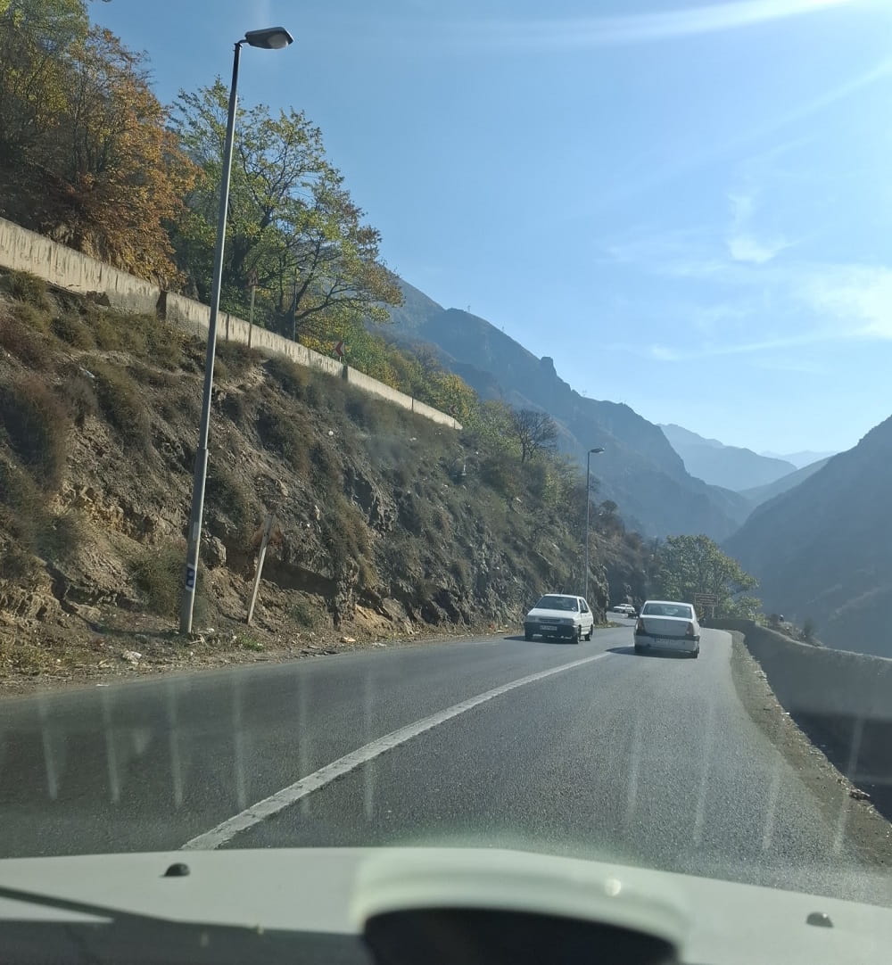 نمایی از جاده چالوس در پاییز پشت ماشین