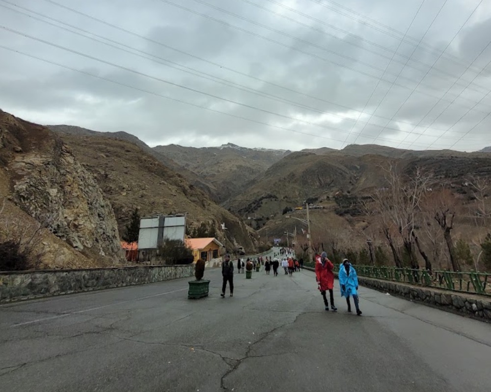 مسیر پیاده روی بام تهران توچال و افرادی در حال پیاده روی